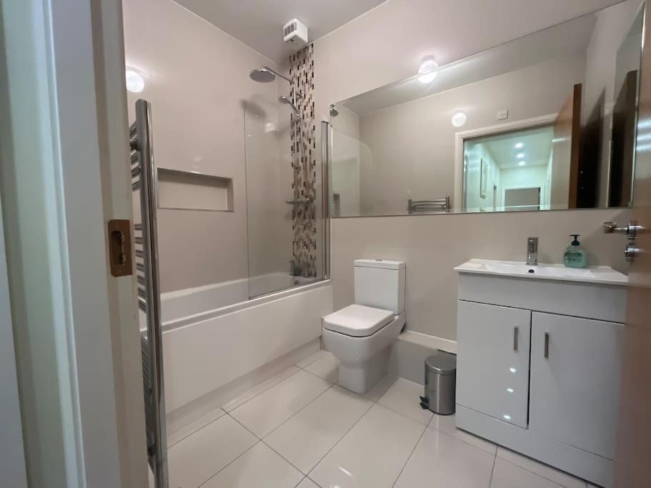 City Beach Gem 5 Adult Spaces Plus Child Dublin Exterior photo